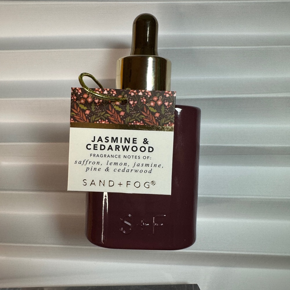 Sand + Fog Jasmine & Cedarwood Body Oil dropper